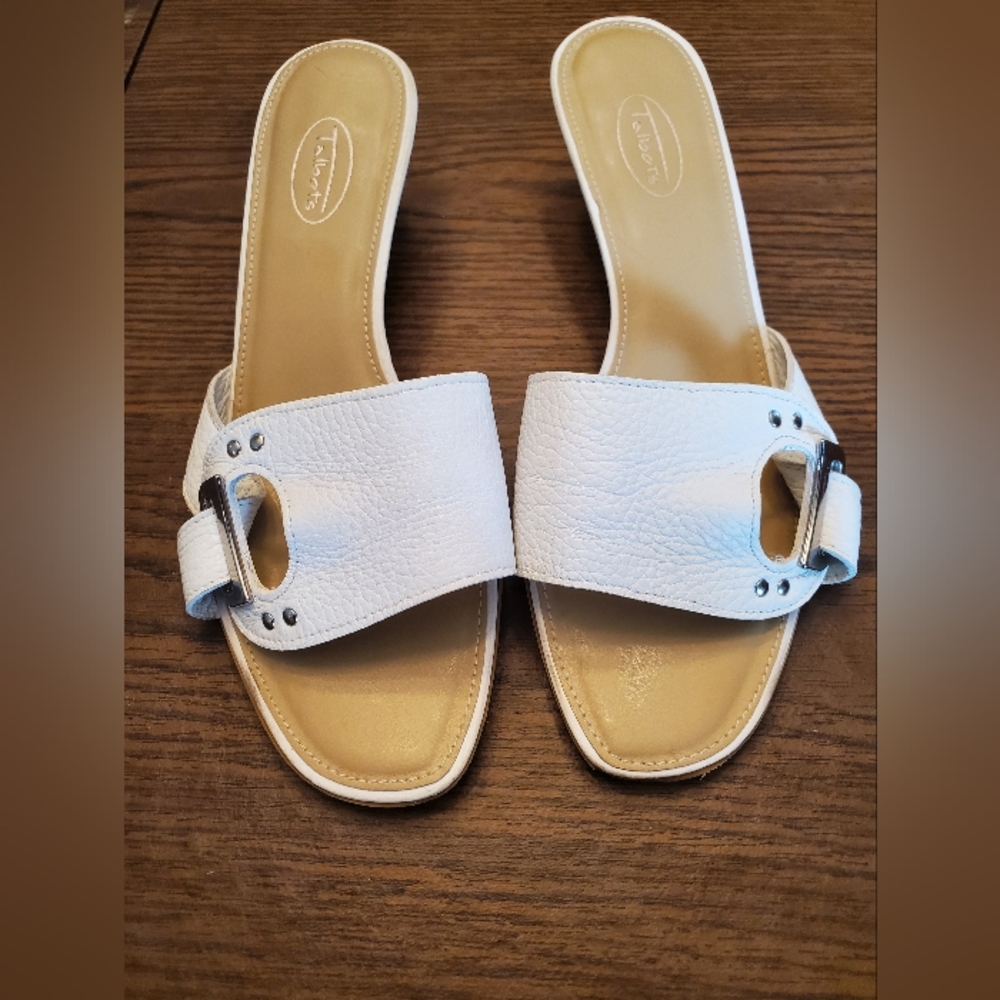 Talbots Size 9 Wide White Leather Slip-on Kitten Heels